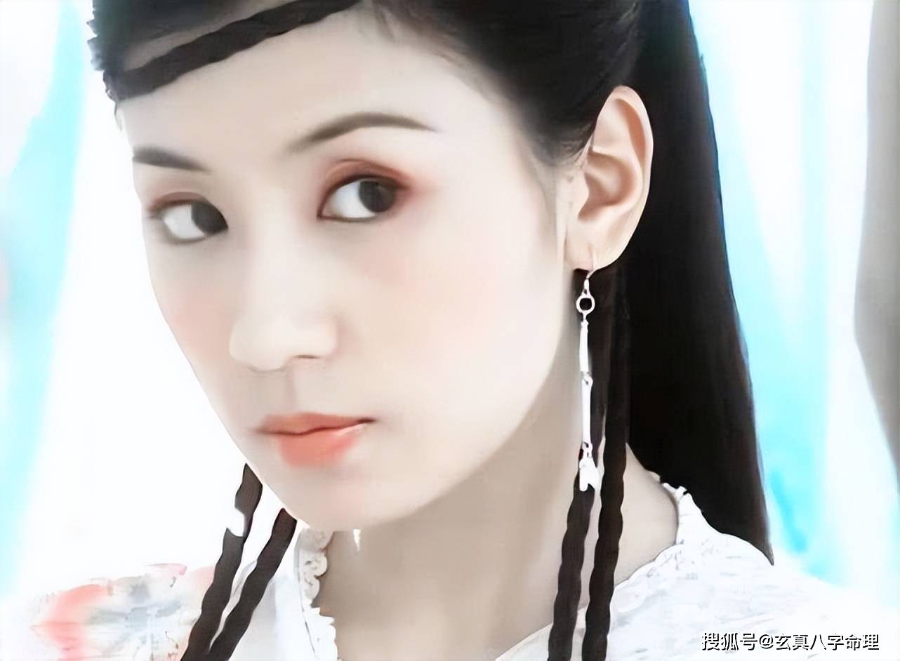 在《倚天屠龙记》后传中,张无忌拜师黄衫女,后来娶黄衫女做老婆,为