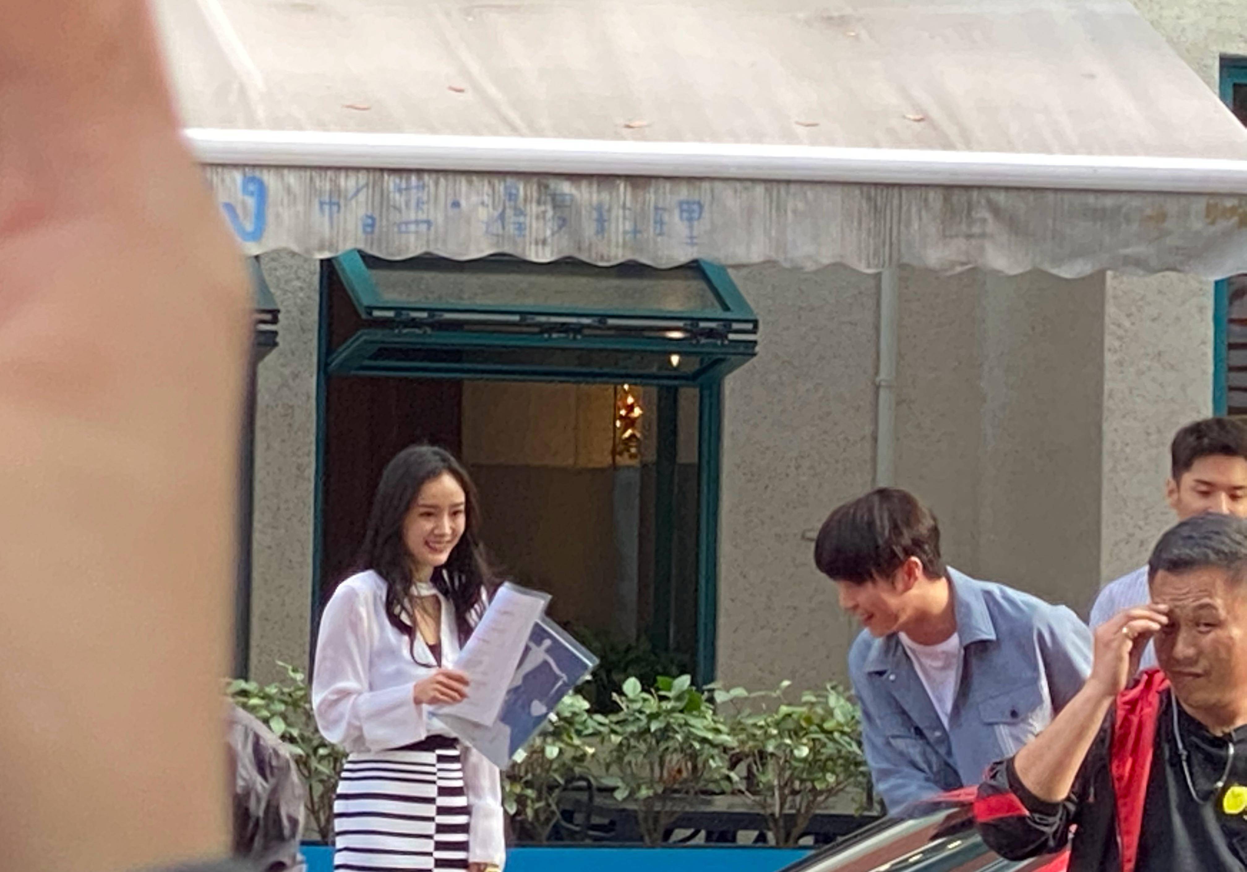 杨幂许凯新戏路透曝光路人镜头下杨幂短裙造型身材超抢镜