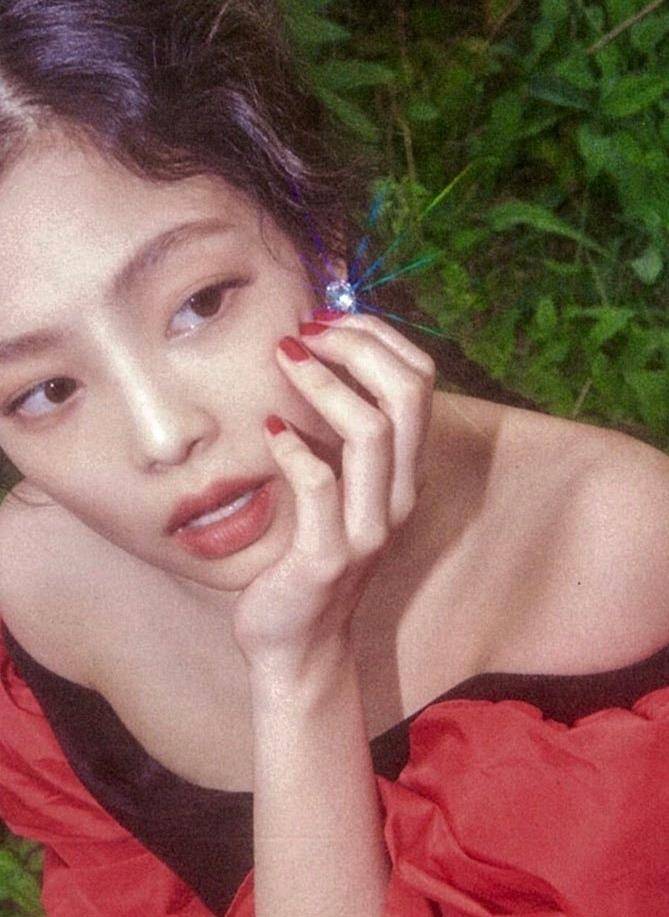 jennie复古大片来袭,穿红色一字肩清丽逼人,似人间宠儿看了心动