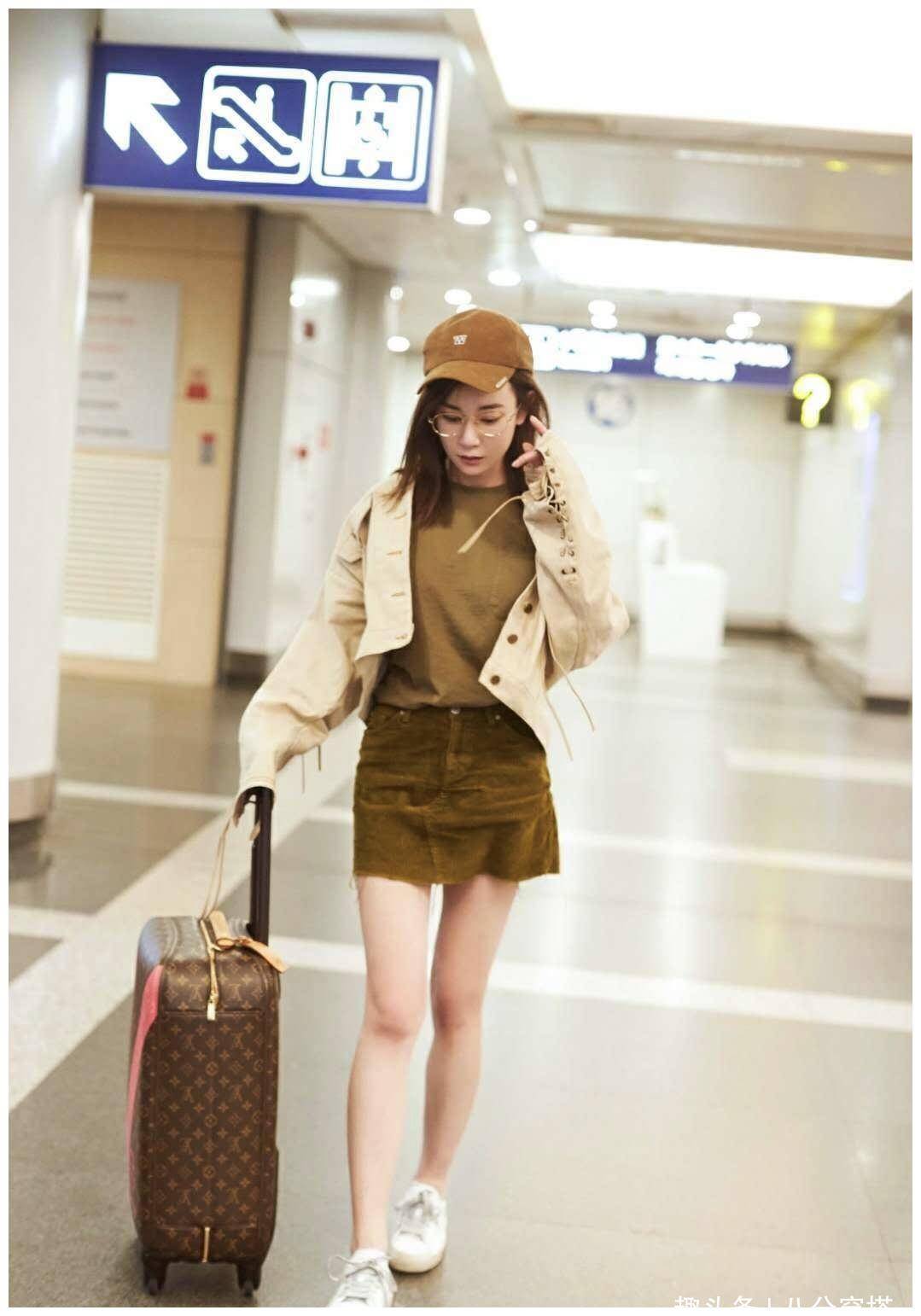 31岁张檬少女感十足米色外套搭配军绿色t恤减龄时髦活力满满