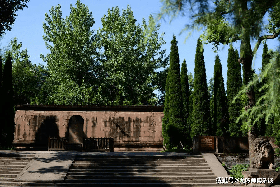 龙吟师傅提醒大家，在拍照留念时，一定要注意场合