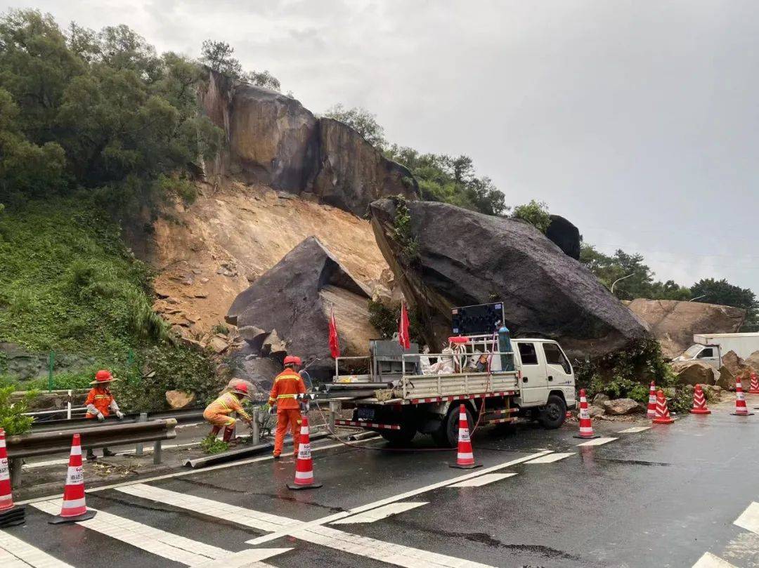 沈海高速达濠路段发生山体滑坡尽量避免暴雨天气出行