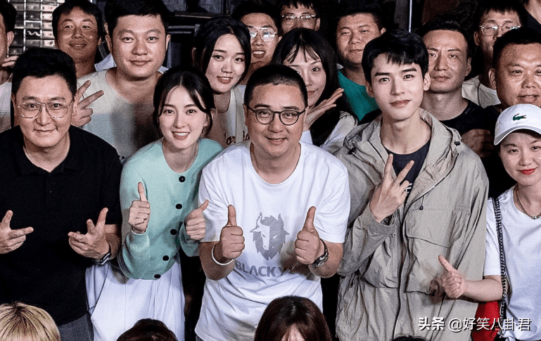 《沉睡花园》b组杀青照释出,龚俊乔欣隔开,却两人cp感溢出了