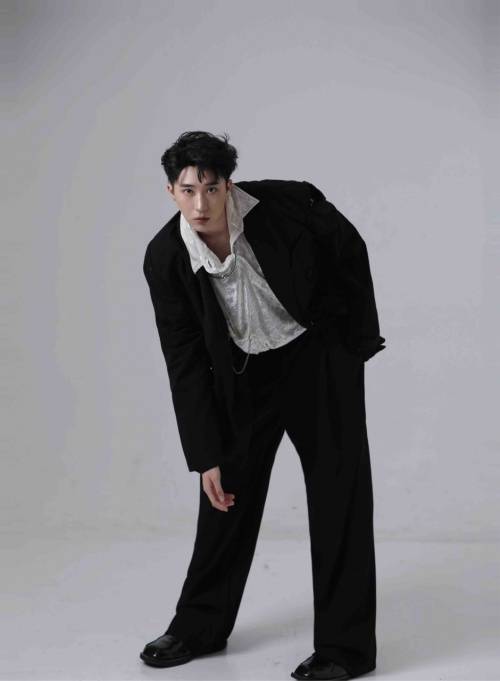 何佳城身高遭受质疑,被吐槽怀疑只有1.6米_网友_方高_赵若男