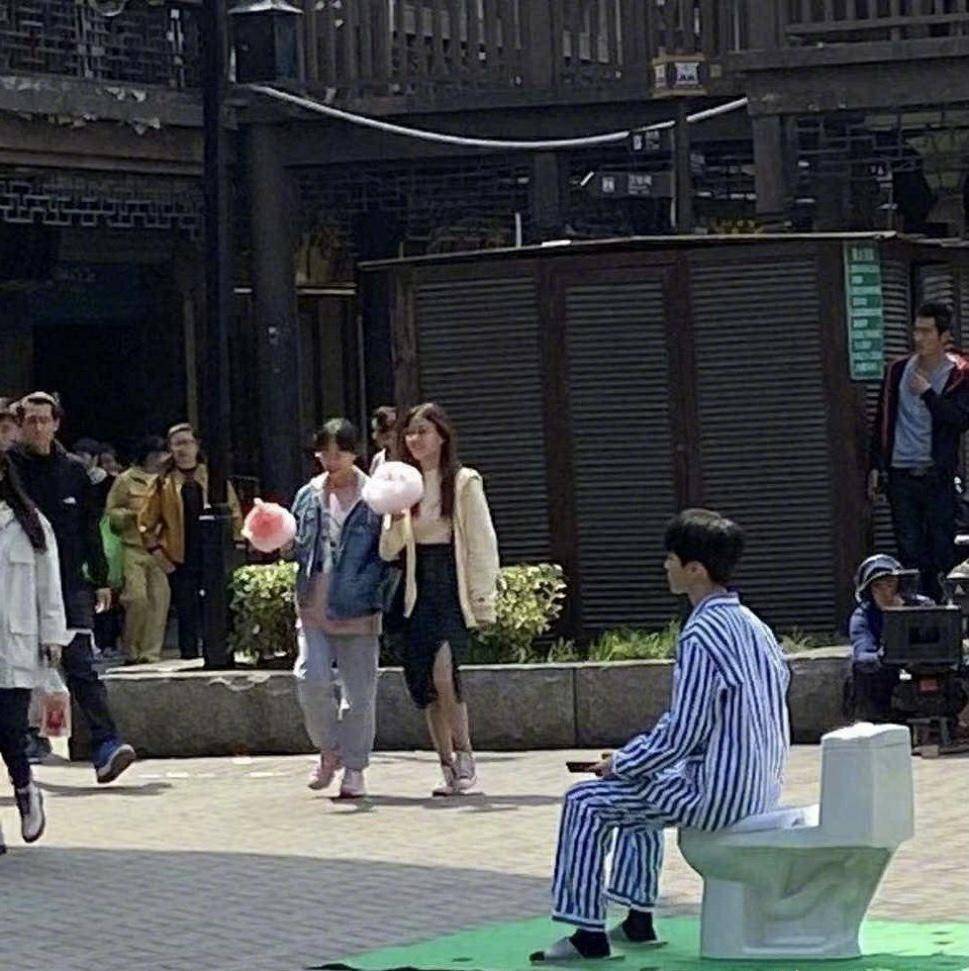 王俊凯新剧路透曝光穿着病号服在公开场合蹲马桶引热议