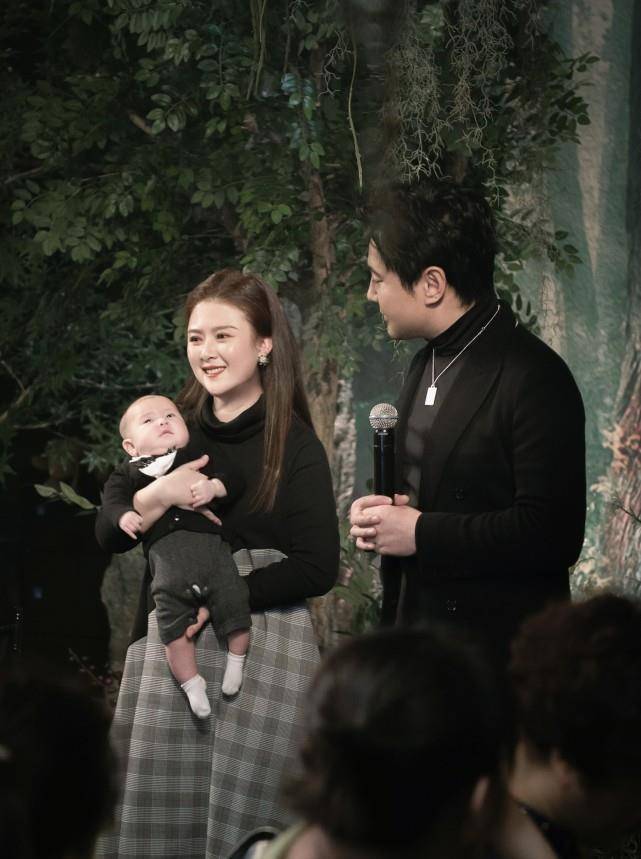 沈腾3岁儿子正脸罕见曝光,笑起来神态似沈腾翻版,肉嘟嘟的超萌_王琦更