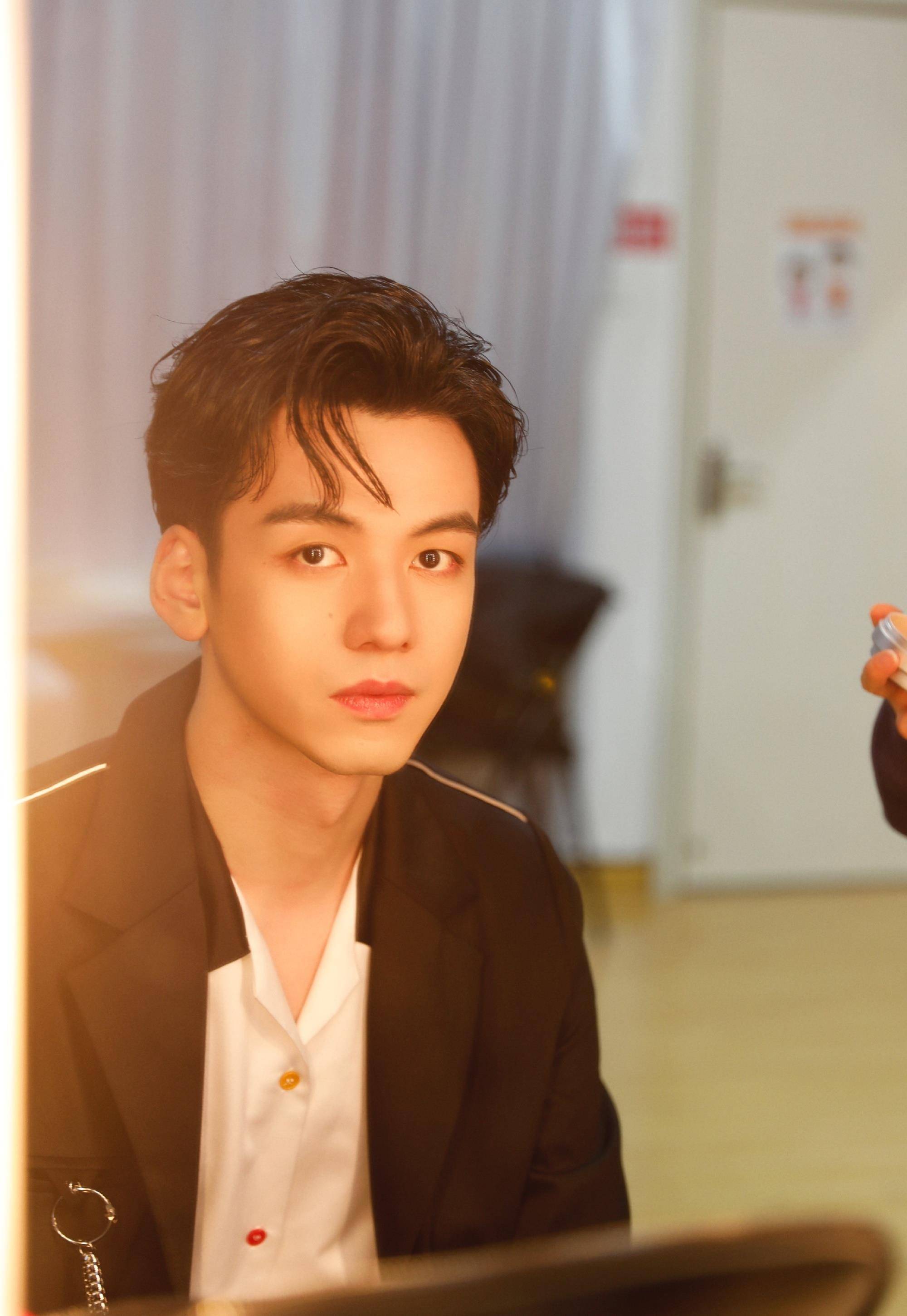 和杨洋是军艺同学,在舞台领过舞,《披荆斩棘》的他还是南艺老师_刘迦