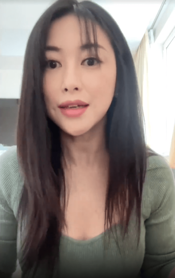 朱珠穿紧身衣秀事业线,大方分享内衣!