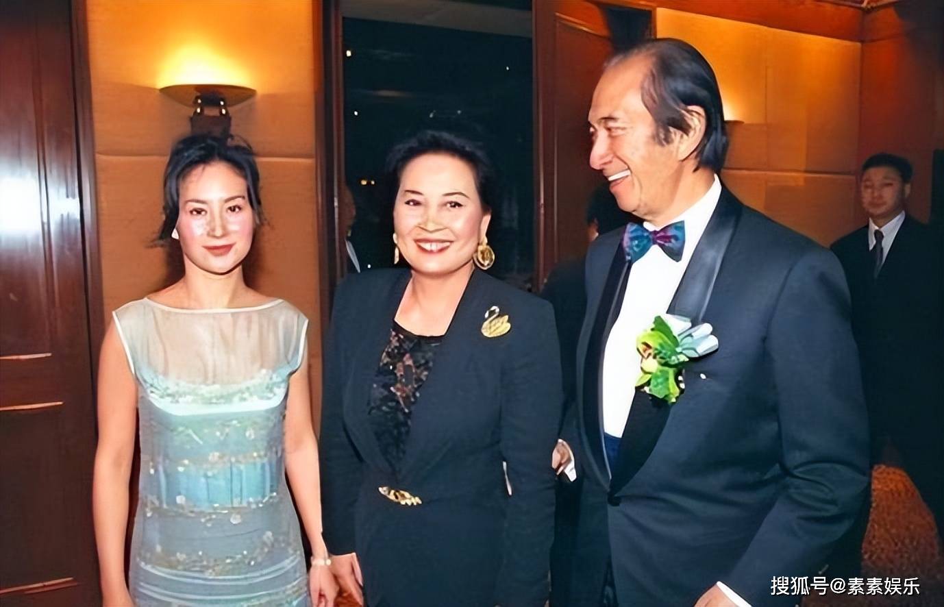 蓝琼缨离世第8天,长女何超琼露面显憔悴