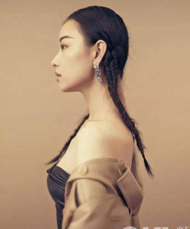 仪态,即使要低头,也是眼神往下,脖子基本都没有弯,保持笔直有型的体态