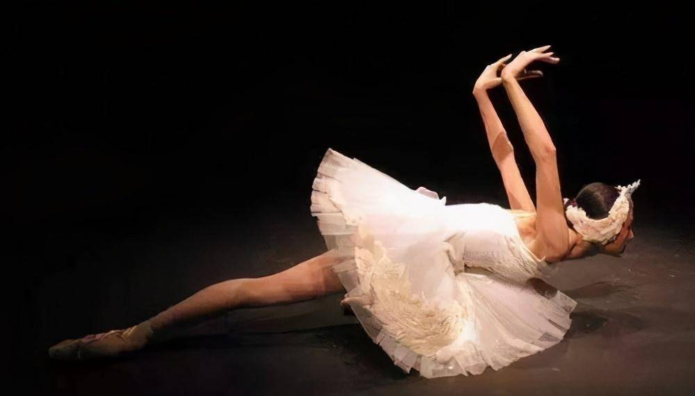 原创谭元元被老师踢上比赛舞台19岁成首席演员芭蕾的美在背后