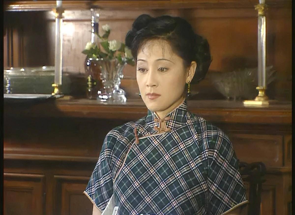 1996年,王姬凭电视剧《雷雨》,斩获金鹰奖最佳女演员;1999年,她又凭