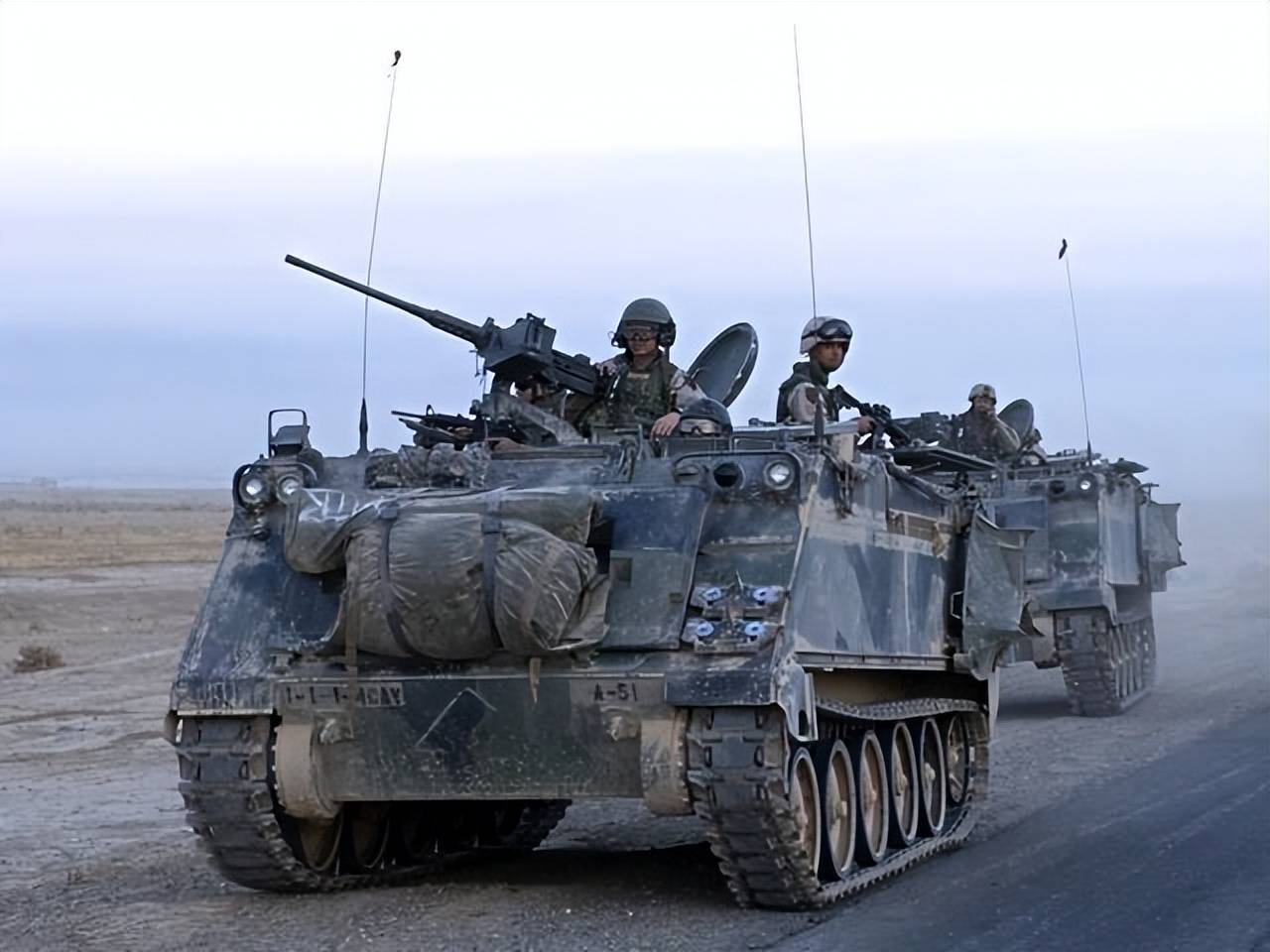 美国装备志——m113装甲运兵车_mm_轮式步兵战车_进行