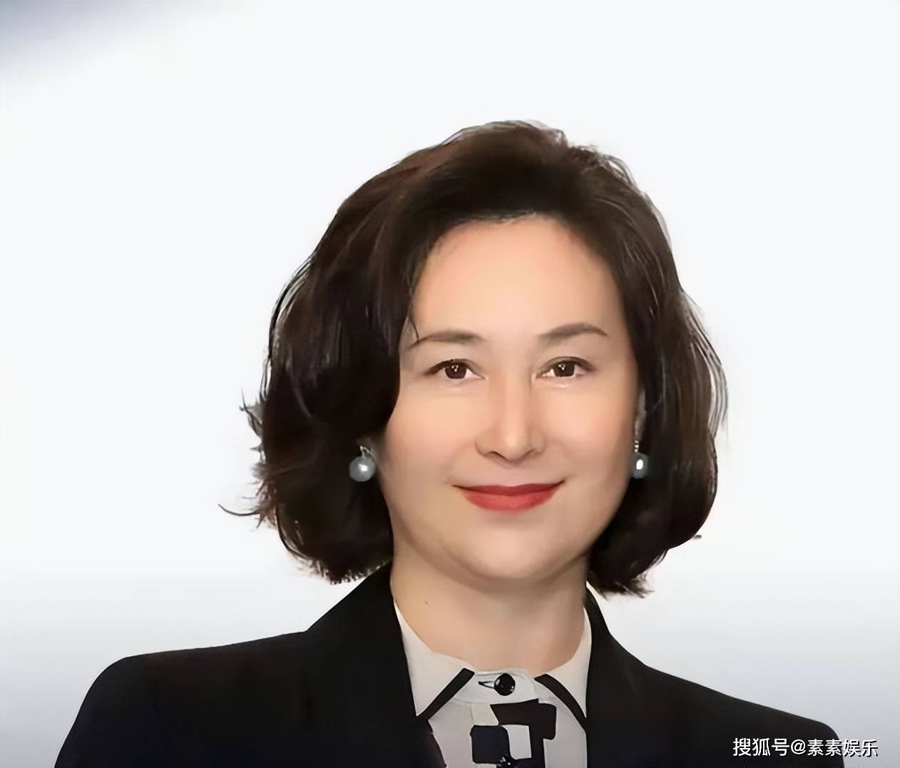 蓝琼缨离世第8天,长女何超琼露面显憔悴