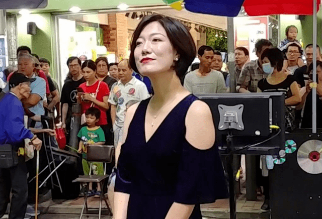 她是《星光大道》最惨冠军,出道即巅峰登上舞台,才红1年就成_龙婷