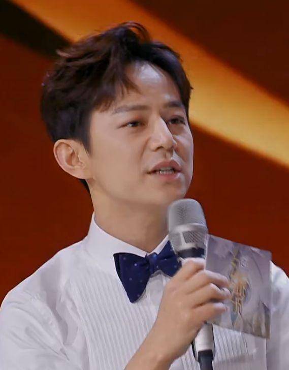 《幻乐之城》何炅悄悄点评白举纲,节目组没有关闭话筒,王菲笑了_怪人