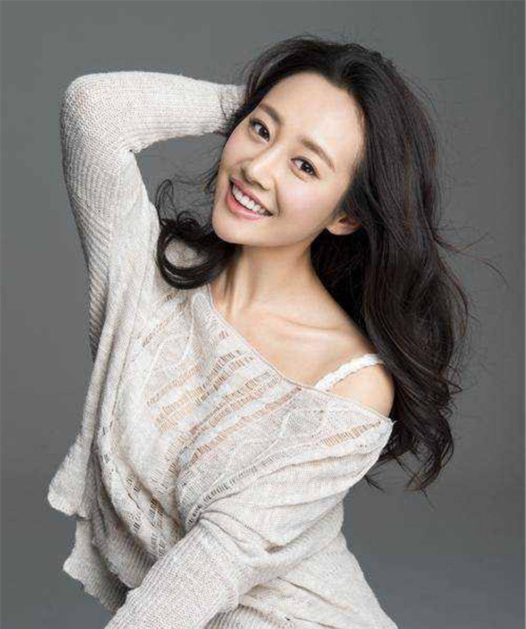 原创32岁的李纯妩媚动人女人味十足李妈妈也是天生丽质啊