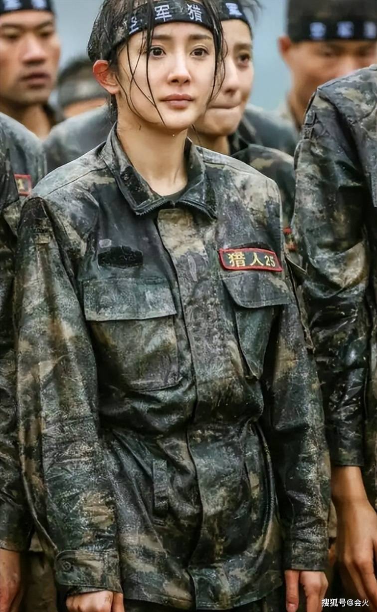 杨幂洗完澡素颜太真实!脸上贴贵妇级面膜