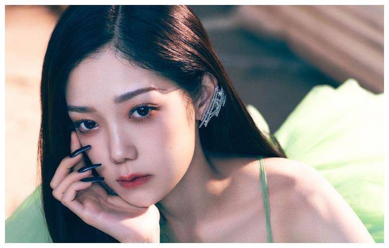 场地简陋全是砖瓦房,她的粉丝仅有十人到场_张艺凡_陈卓璇_人气