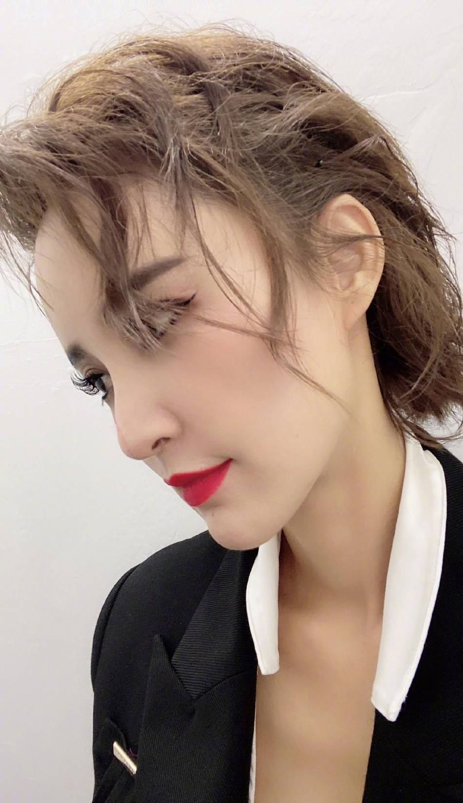 搜狐娱乐讯 6月18日,张歆艺在微博晒出与郑秀妍,毛俊杰,吴谨言,唐诗逸