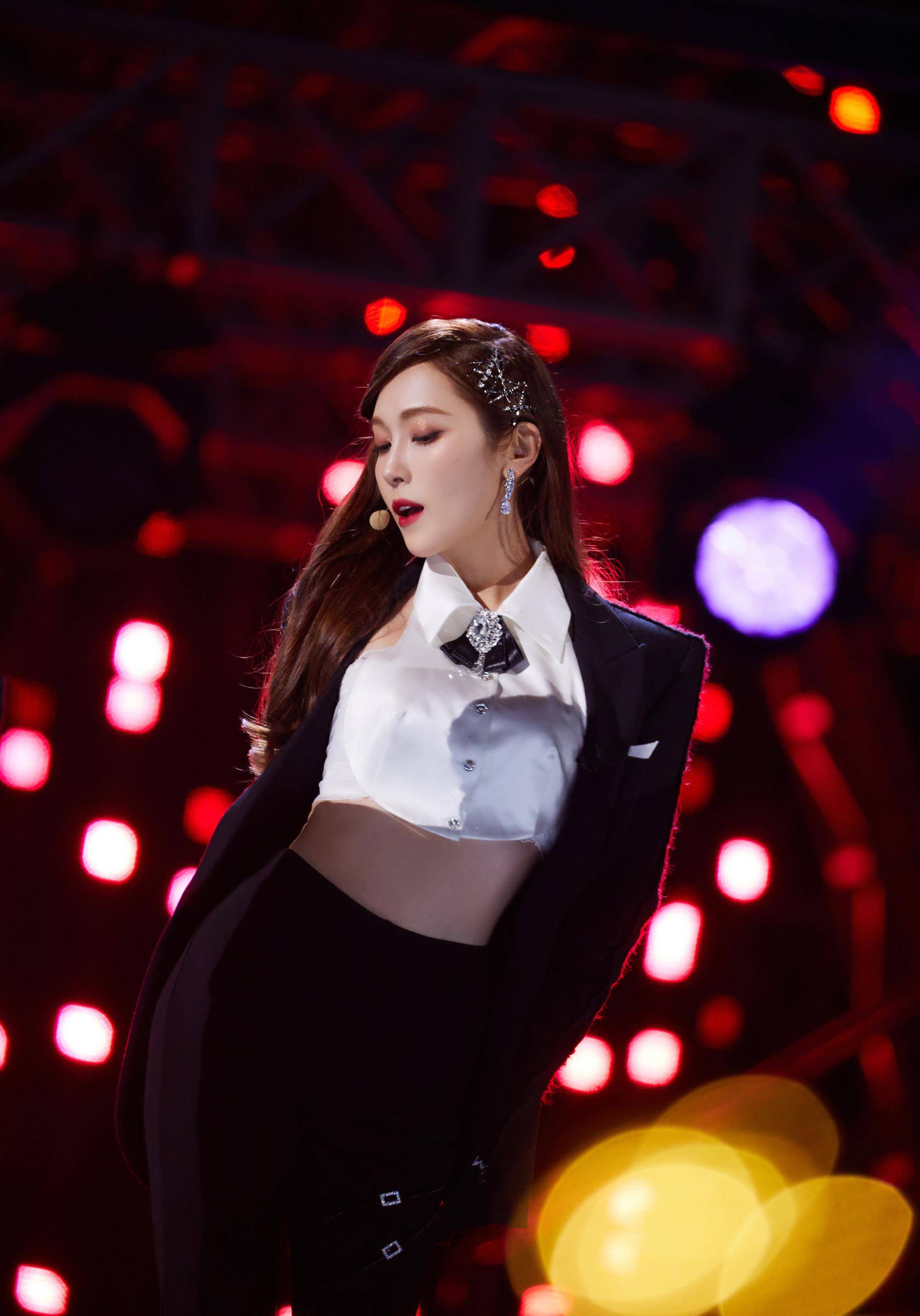 那英短发造型撞脸刘嘉玲,谢娜庆生感言显卑微_姐姐_网友_杜华