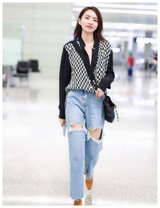 原创还记得当年的刘惜君吗今穿破洞牛仔裤亮相像变了一个人似的