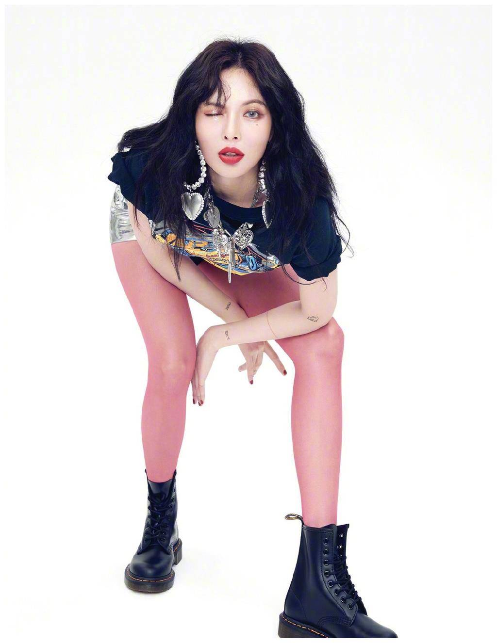 原创金泫雅拍摄大片连换9套新造型马丁靴配粉色丝袜太抢镜