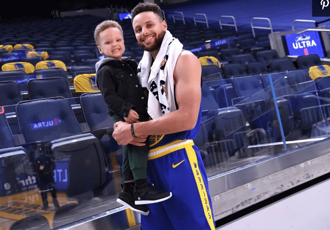 传承阿耶莎晒库里父子豪宅同框小卡农抱着西决fmvp奖杯仰望父亲