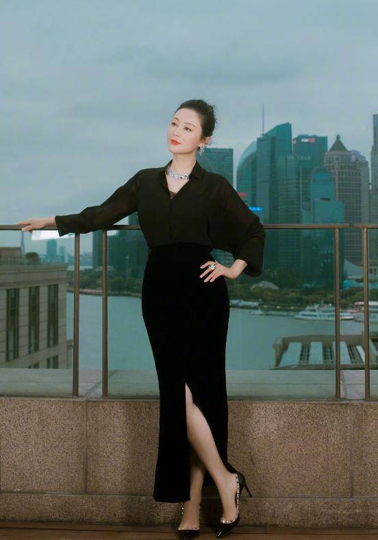 陈红不走寻常路穿皮短袖配豹纹裤又a又酷一般人hold不住