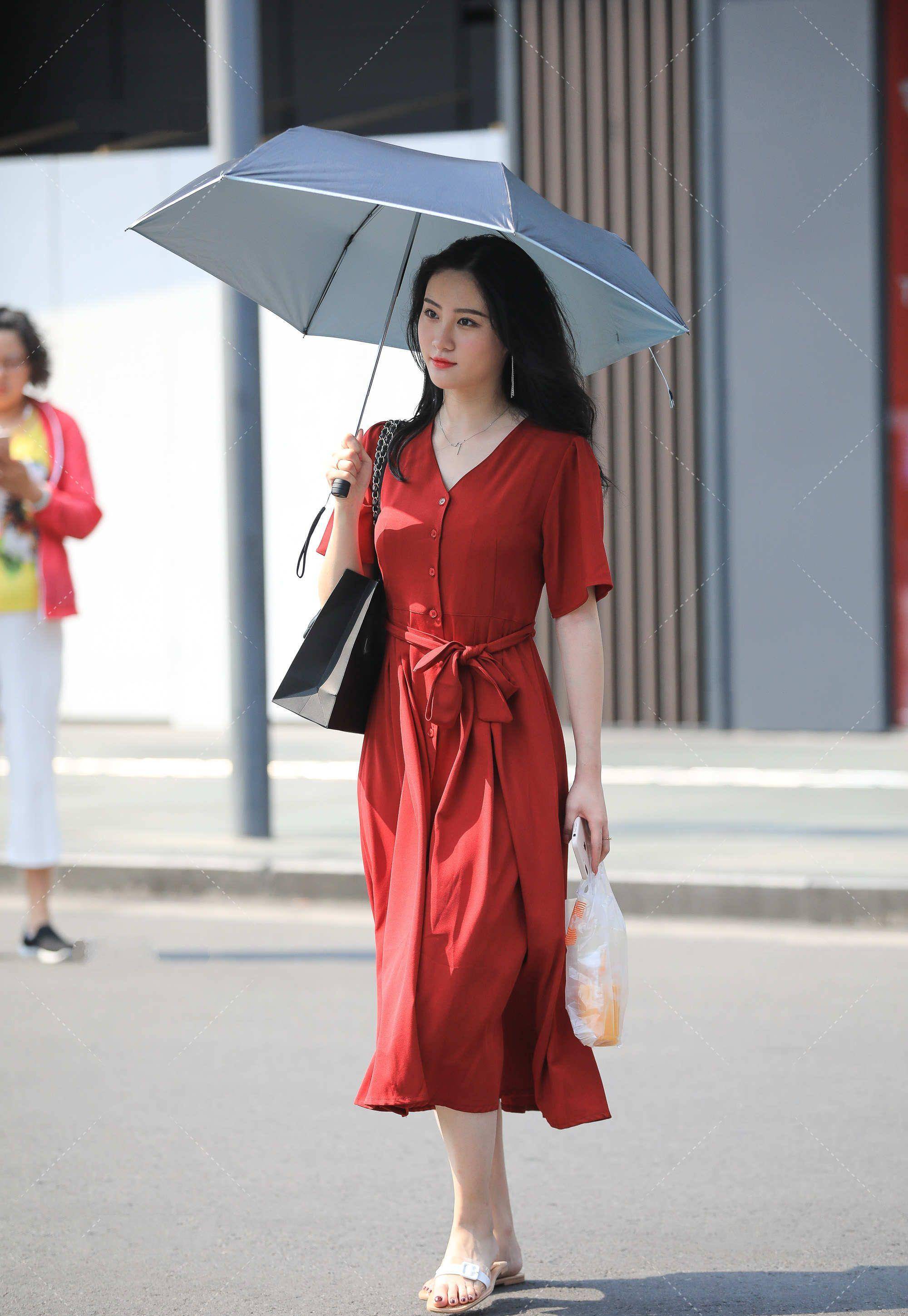 原创红色长款连衣裙搭配一双精美凉拖鞋手里拿一把遮阳伞精致又高