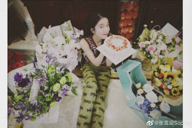 张雪迎晒照庆25岁生日,清纯甜美超温柔,置身花海美如仙子_祝福_花束