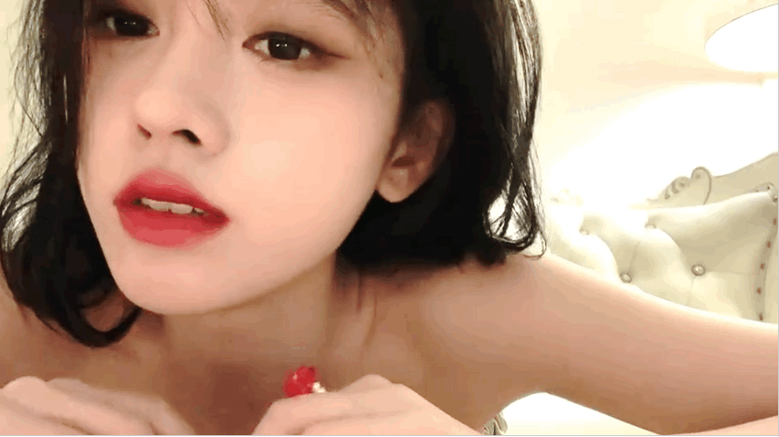 原创鞠婧祎晒怼脸自拍照粉丝评价内娱颜值天花板比一线还好看