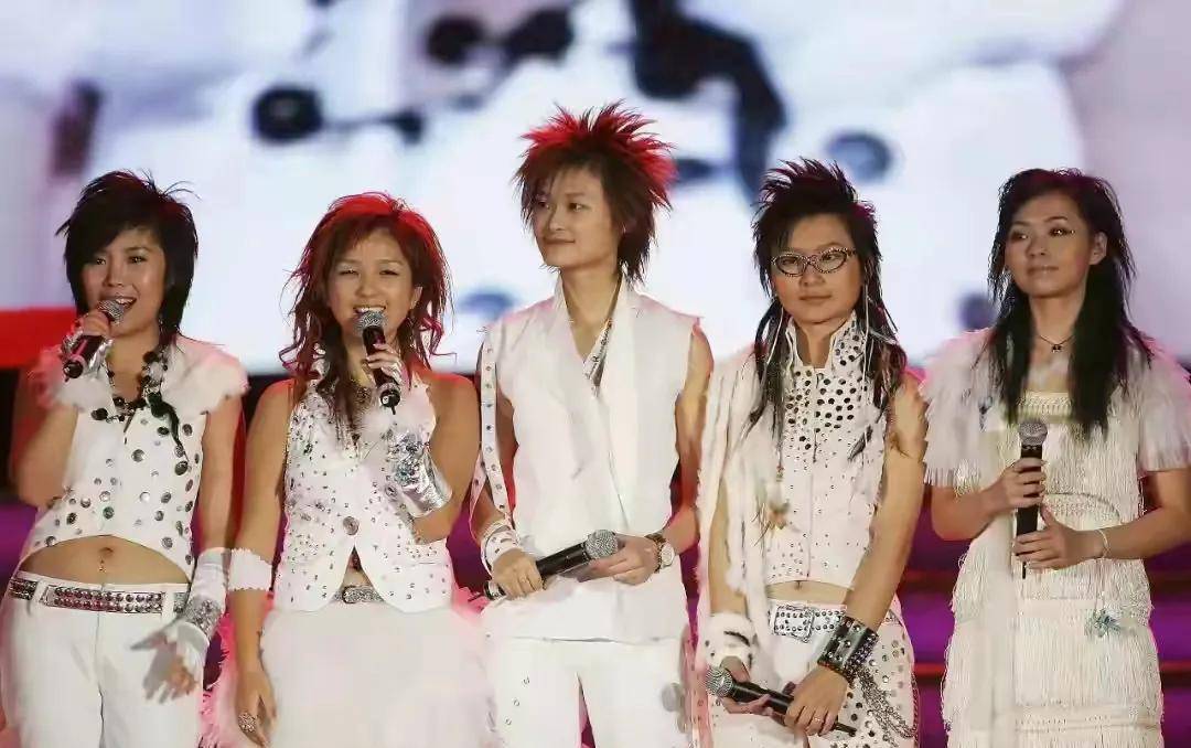 2004年,四川音乐学院搞了个校园歌手大赛,何洁报了名.