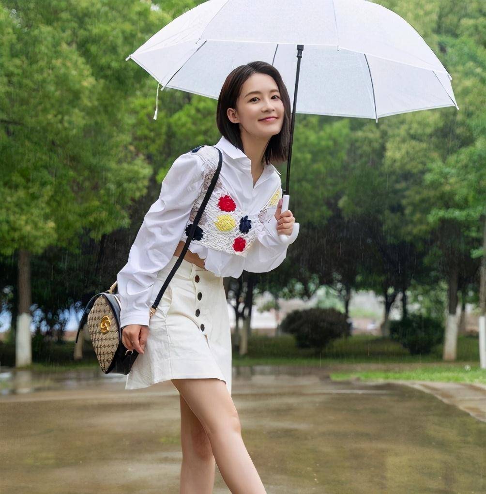 原创30岁的李沁撑伞漫步雨中如同画中美人