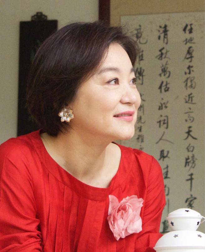 原创林青霞晒老照片扮男装玉树临风穿女装娇俏66岁依然时尚犹存