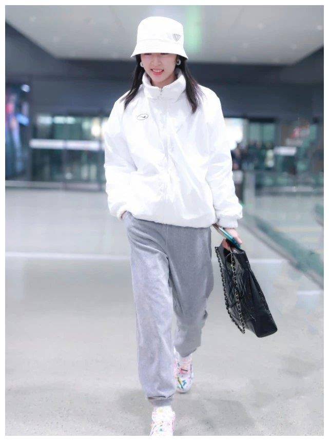 原创周雨彤太爱耐克怕撞鞋就自己diy涂鸦却意外成潮流爆款