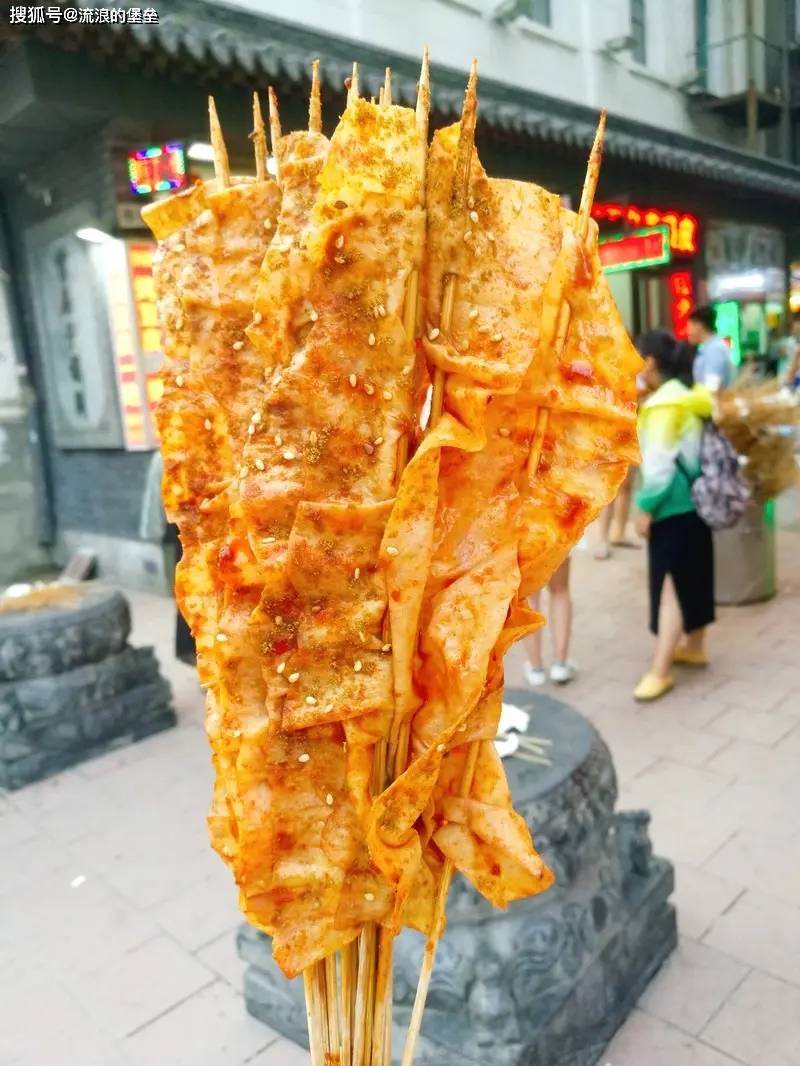 第三位烤串,东北的烤串都是些简单的食材,什么豆皮,鱼豆腐,菜卷和面筋