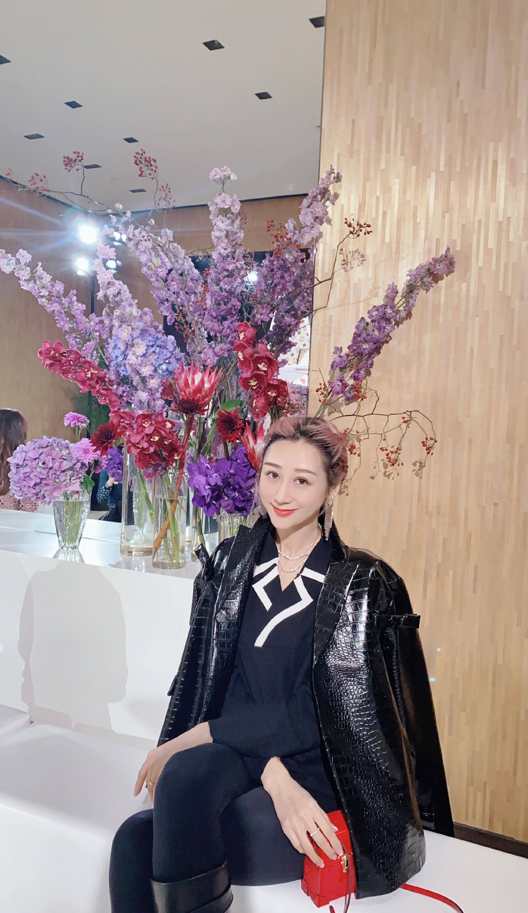 原创陈法蓉与陈浩民老婆同框皮肤光滑不似54美过小19岁蒋丽莎