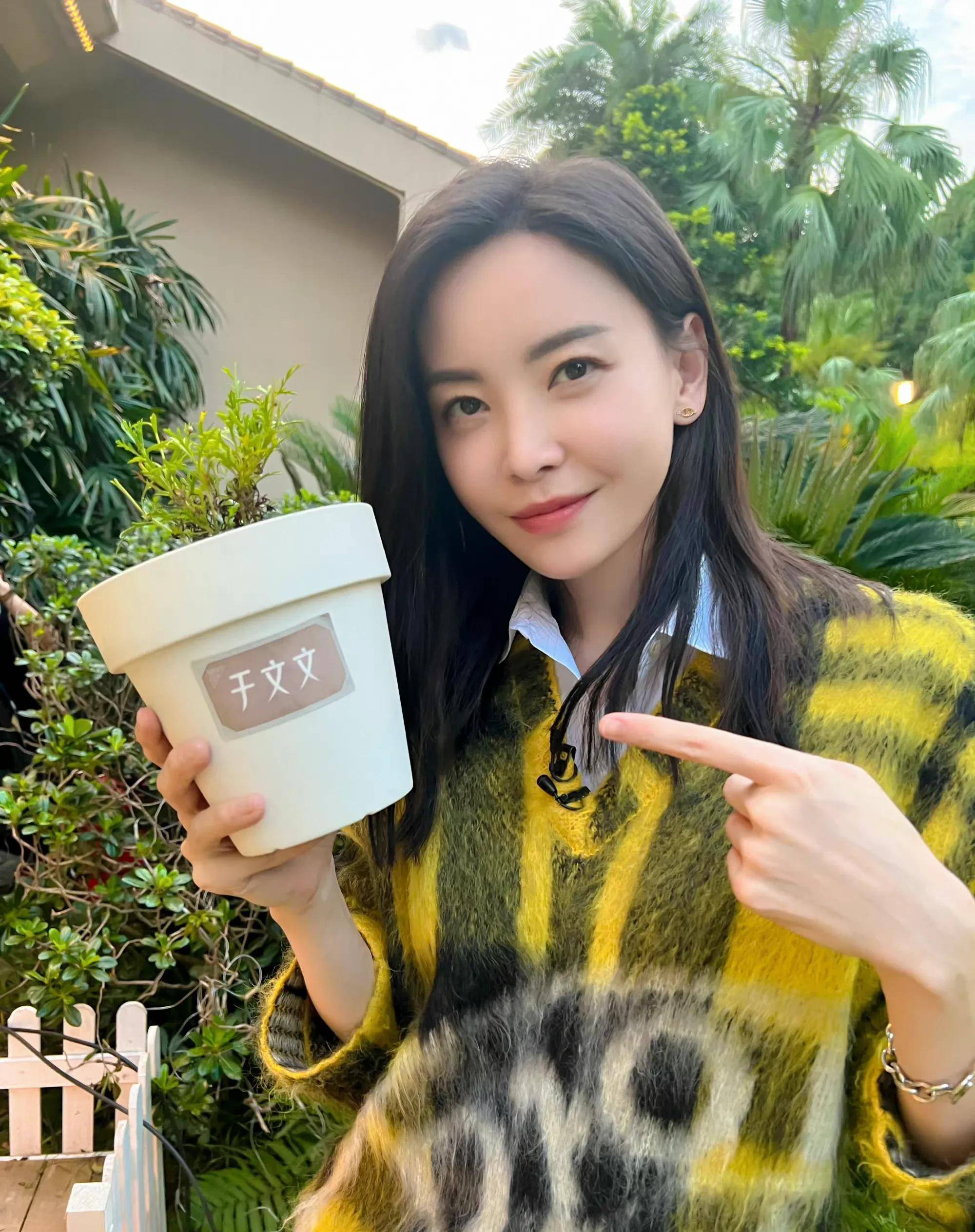 于文文被摄像师抓拍的各种表情图,加上她本身话少