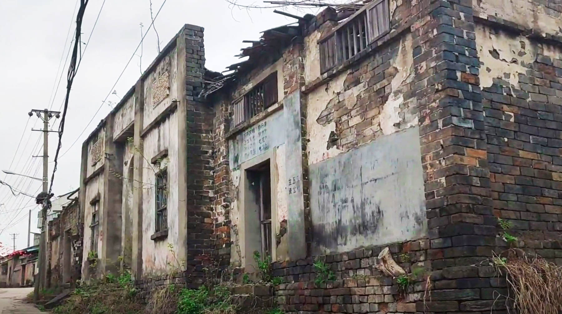 路过武汉郊区一座老旧村落，废弃民房无人住，建筑风格充满年代感