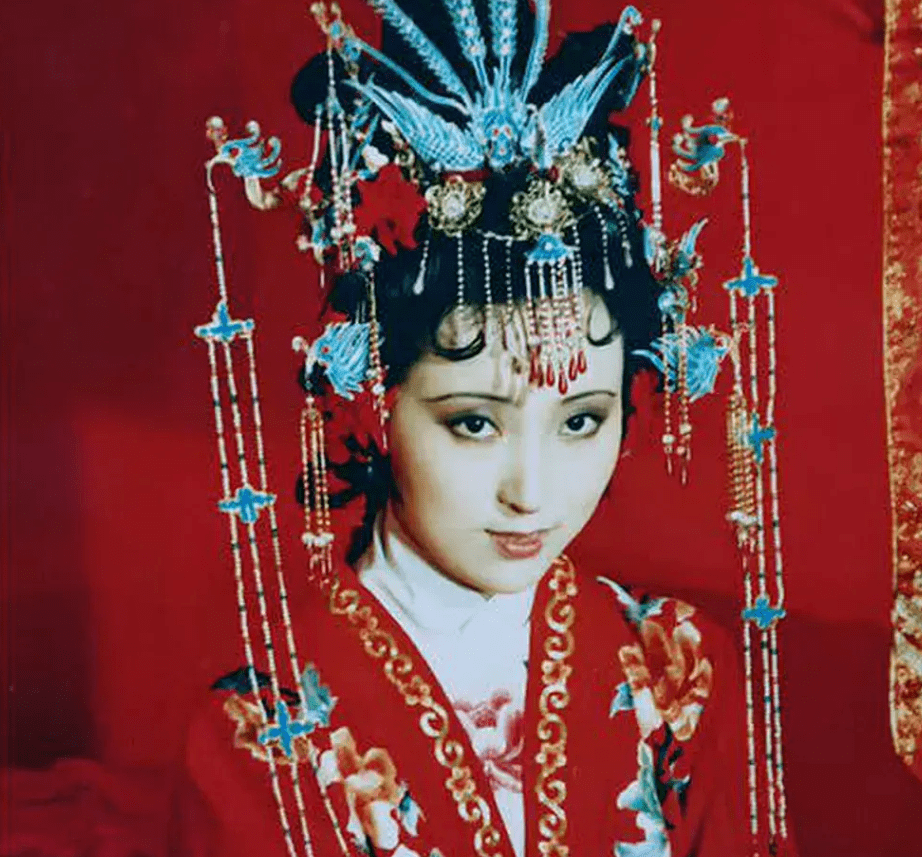 则是三珠,这是因为"凤冠霞帔"并不单指婚服,也是古代女子礼服的统称