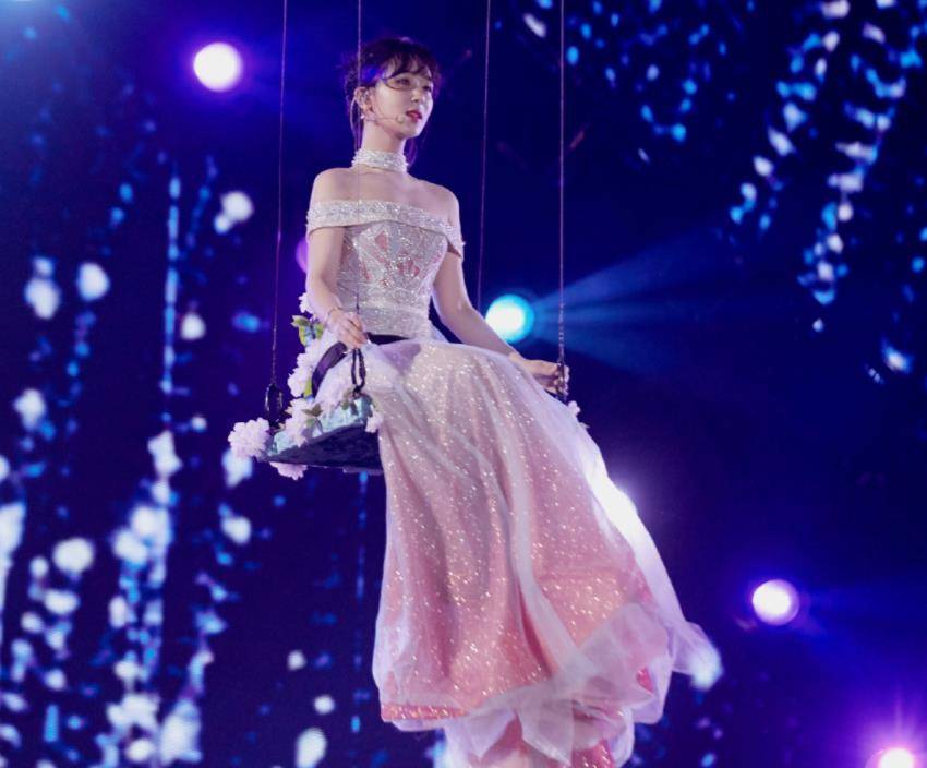 杨紫高空荡秋千穿长裙粉丝曝光彩排视频生图下的腿长过分真实