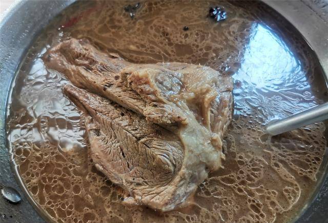 猪身上这个部位的肉,肉味浓郁,吃着香嫩,教你这样做,下酒下饭_哈拉巴