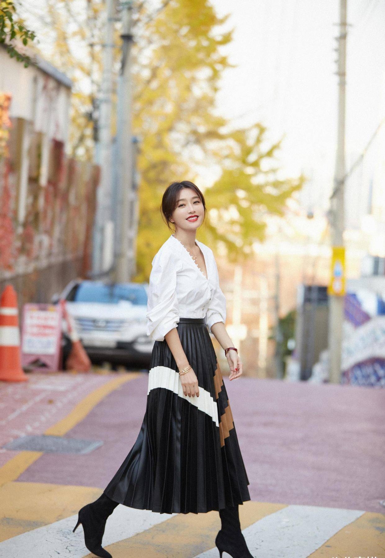 又被秦岚美到了白衬衫配百褶裙优雅温柔真是优雅到骨子里了