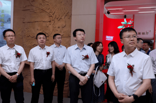 活动结束后,莅临嘉宾一同进入沃福百瑞宁夏枸杞馆,在董事长潘泰安先生