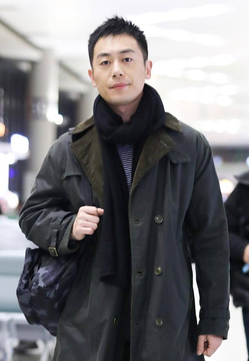朱亚文的外套较宽松,无纽扣穿起来更时尚,造型也会更加宽松和气质.