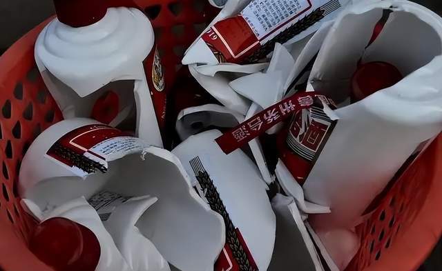 浙江宁波富二代喝完茅台摔酒瓶同桌人怒怼群众拍手叫好