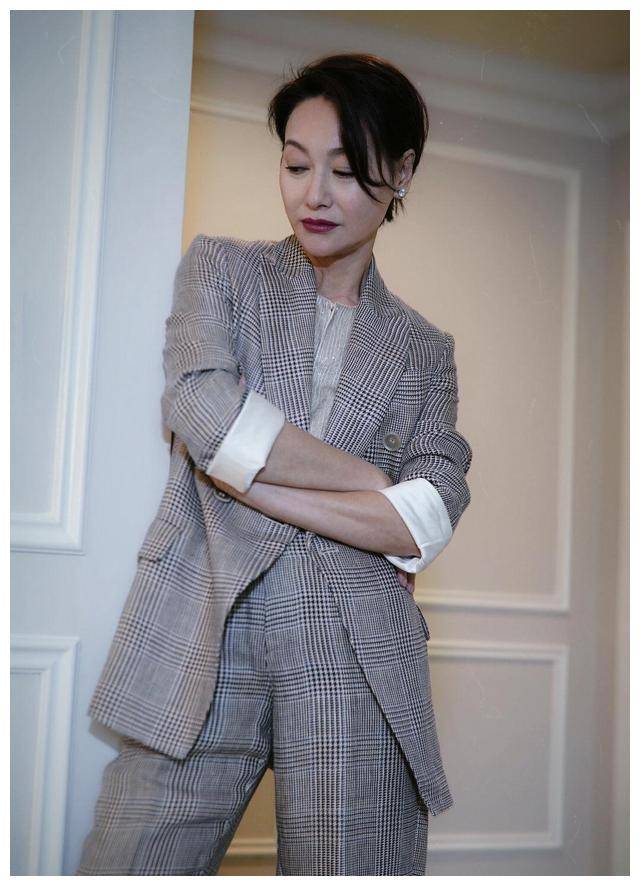 59岁惠英红终于换短发格纹西装气场全开a到爆好气质哪用装嫩