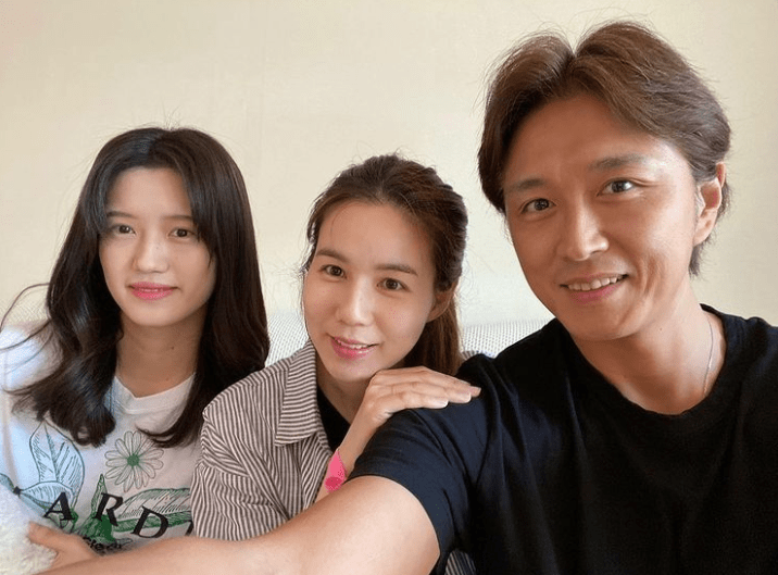 一直以叔叔阿姨身份陪伴世妍的朴诗恩,陈泰贤,2019年终于决定领养这个