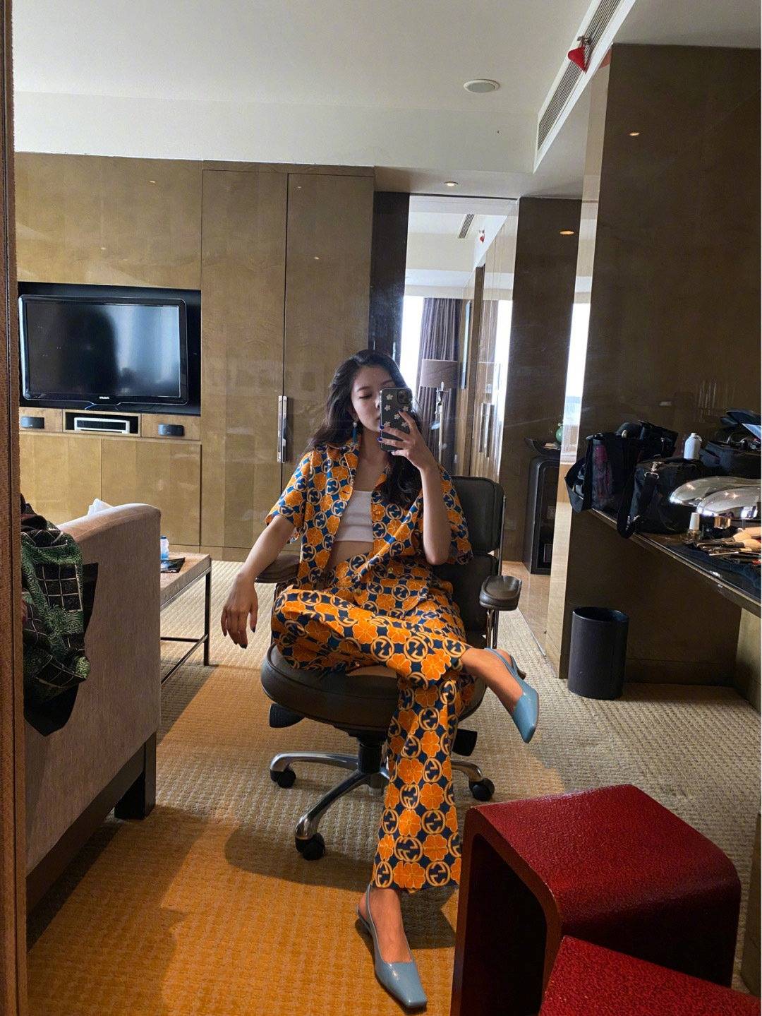 原创堂堂女明星穿上睡衣就出街宋妍霏鬼马少女搭配网友真意外